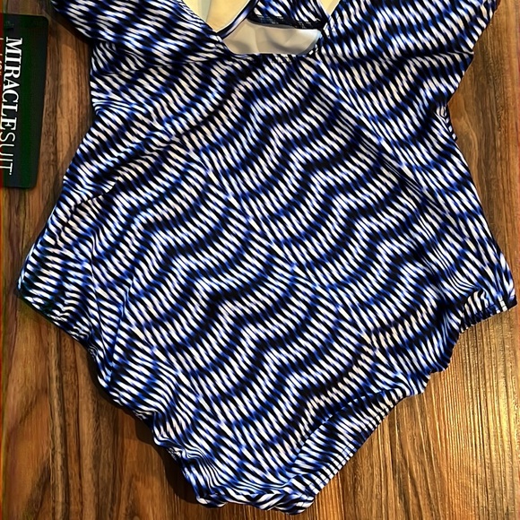 Miraclesuit Hyponotique Criss Cross Escape - Picture 12 of 14